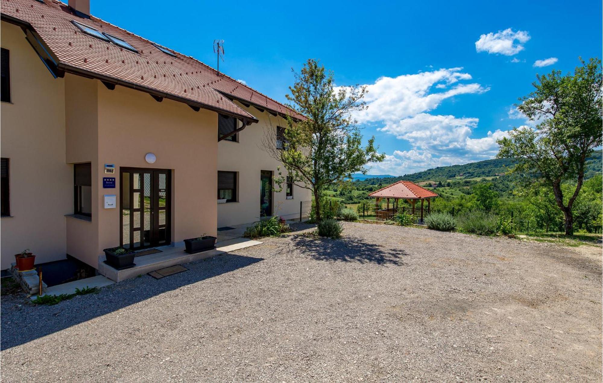 1 Bedroom Beautiful Apartment In Rakovica Eksteriør billede