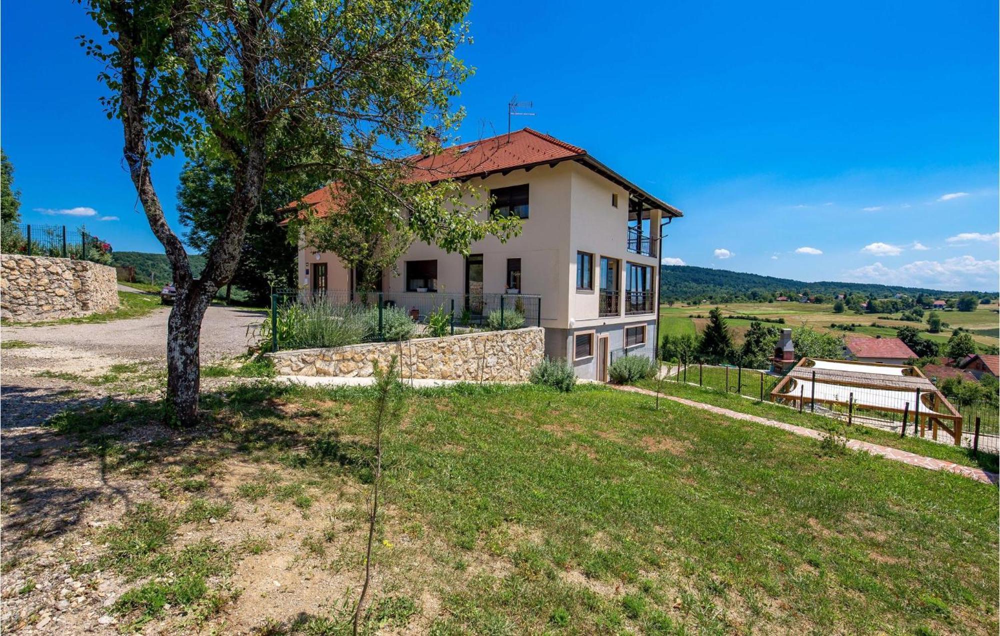 1 Bedroom Beautiful Apartment In Rakovica Eksteriør billede