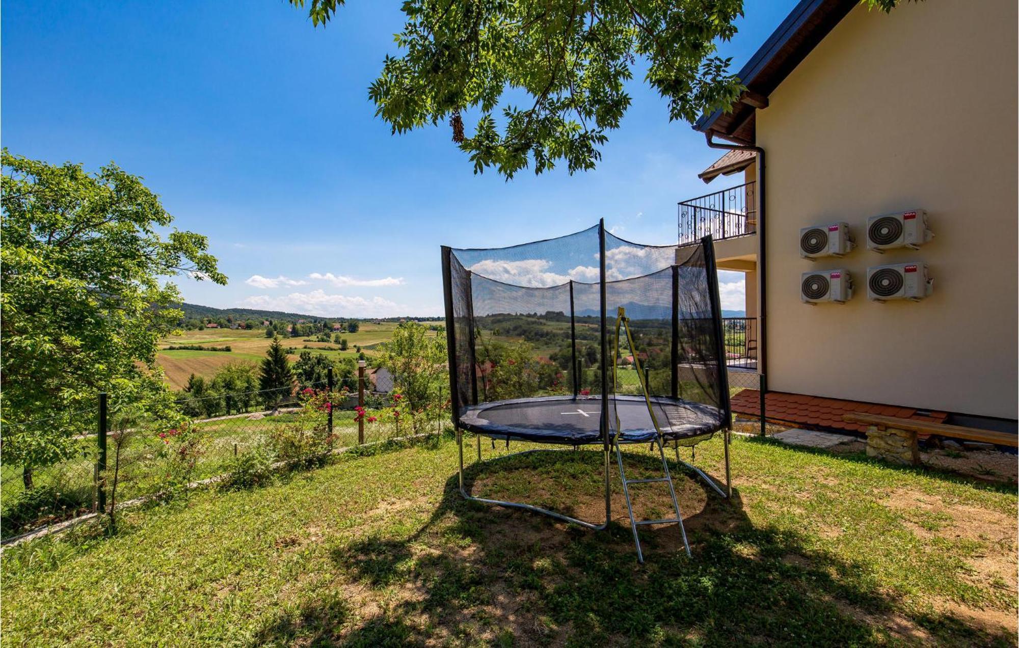 1 Bedroom Beautiful Apartment In Rakovica Eksteriør billede