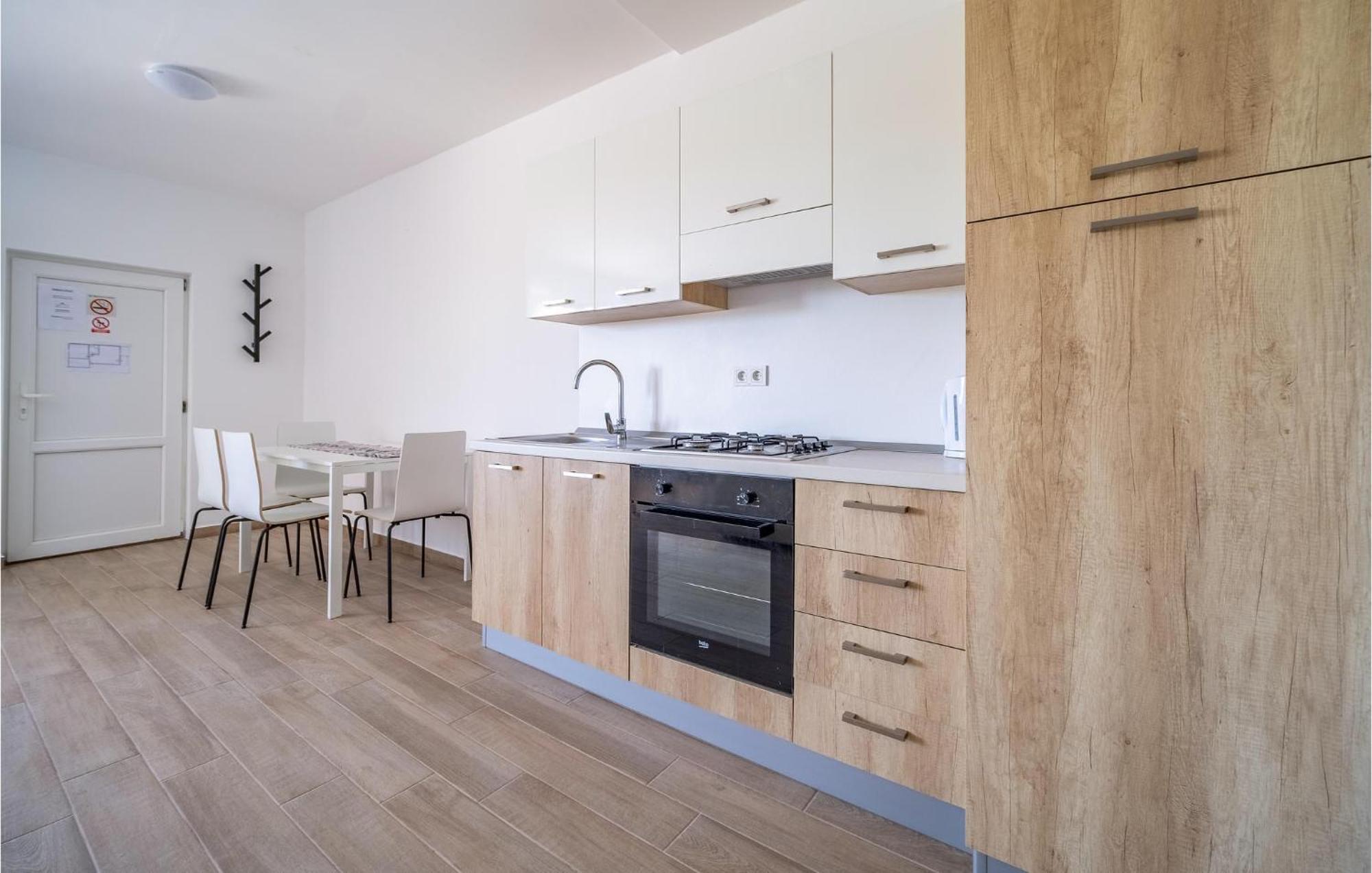 1 Bedroom Beautiful Apartment In Rakovica Eksteriør billede